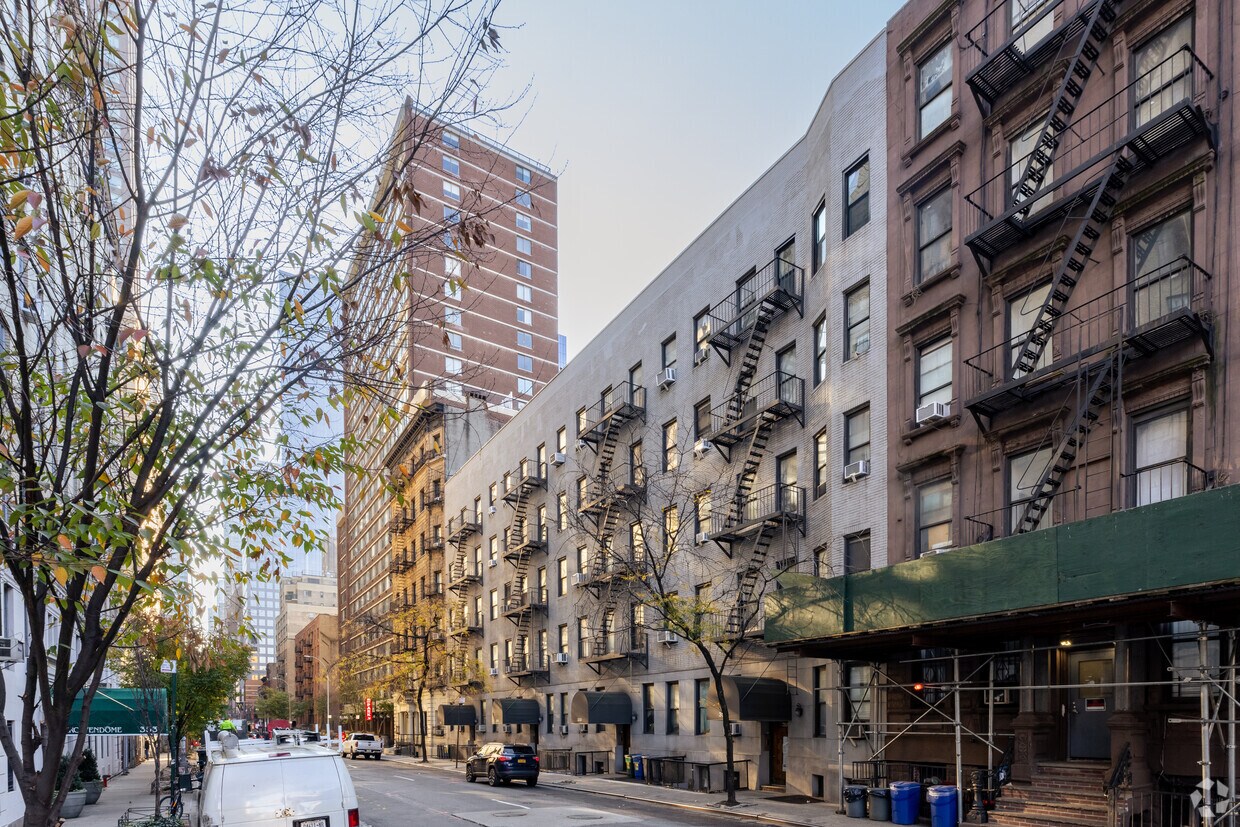 Primary Photo - 348-352 W 56th St