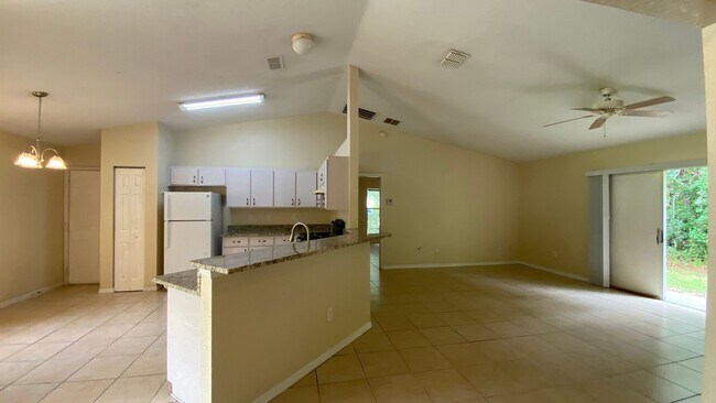 Foto del edificio - 523 Silver Way Dr
