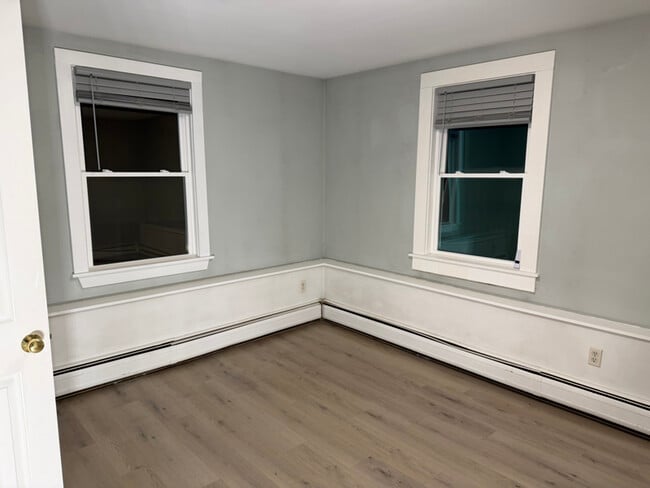 Building Photo - 100 1/2 Main St