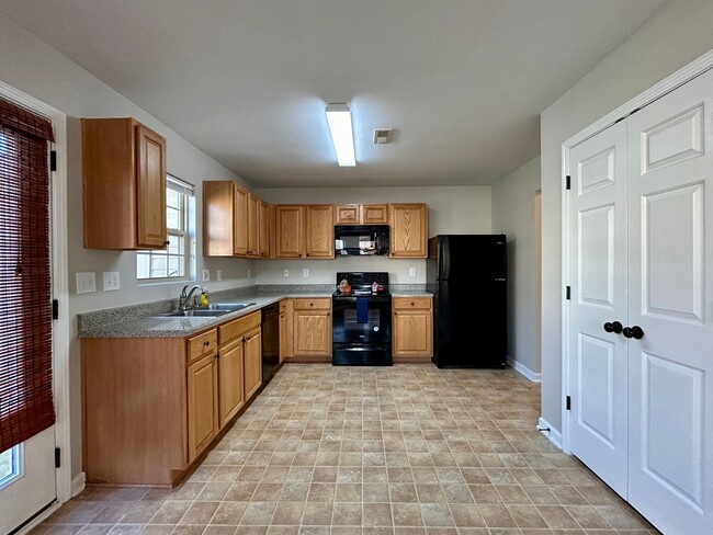 Foto del edificio - 3BR/2.5BA End Unit Townhome in Vernon Farm...