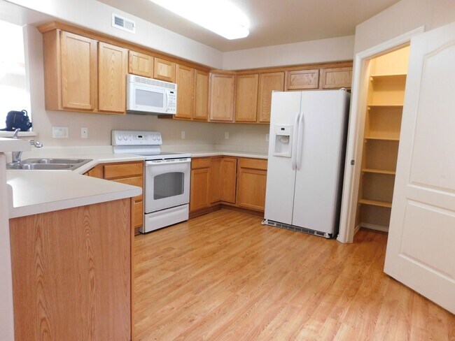 Building Photo - Spacious Duplex in Irish Walk