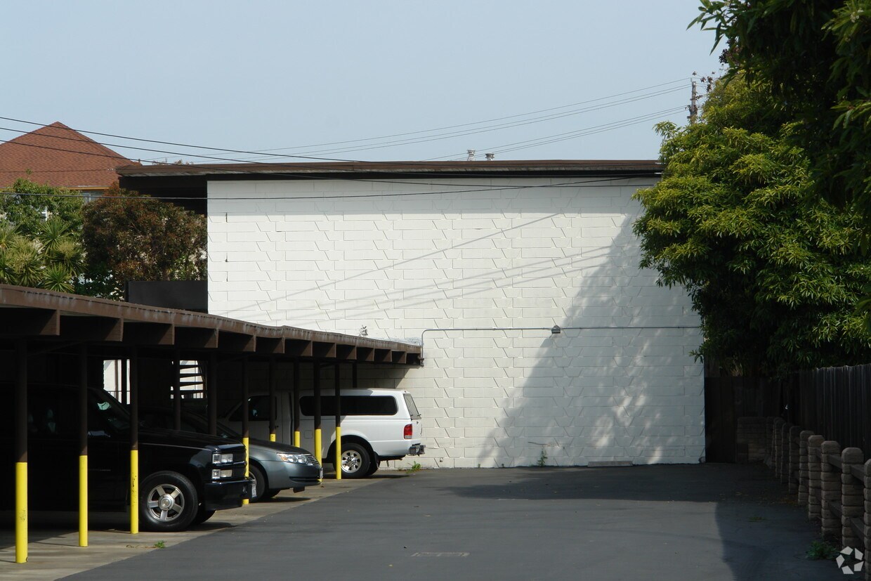 Building Photo - Hacienda Apartments