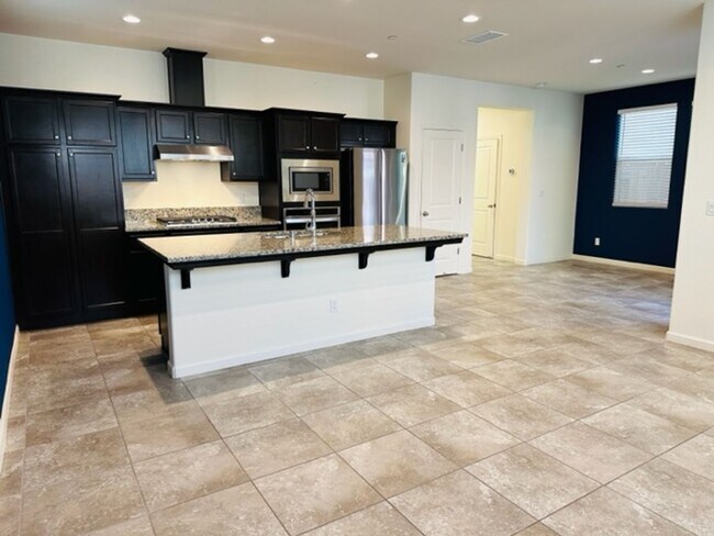 Foto del edificio - $1,995 Fowler & Belmont, 3 Bed Home, Gated...