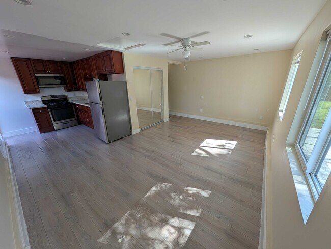 Sala de estar con ventilador de techo y aire acondicionado mini-split. - 6534 Peterson Ave