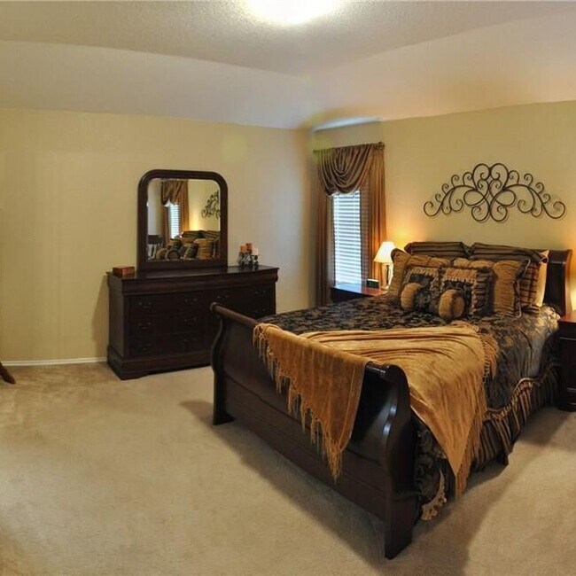 master bed - 1607 Jennifer Ct