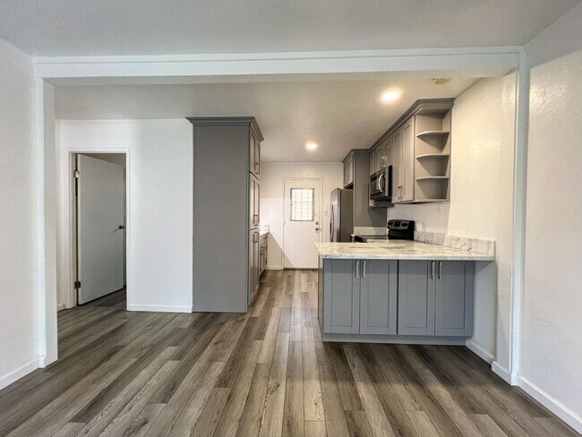 Foto del edificio - 2 Bedroom Unit, 1.5 baths with one assigne...