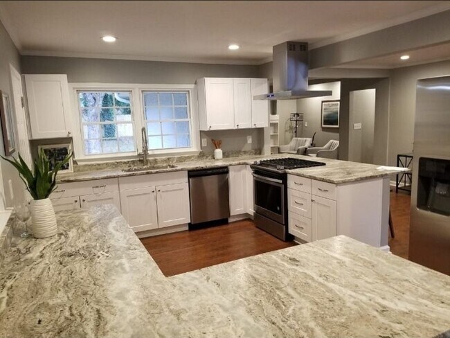 Foto del edificio - 2116 Trailwood Rd