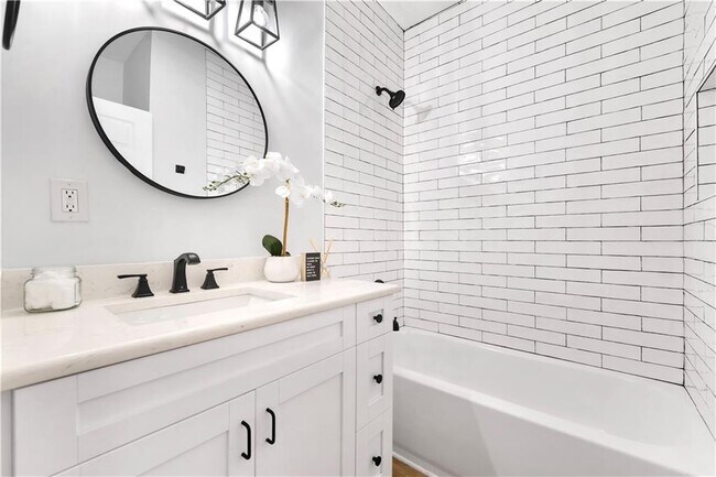 Building Photo - 56 Holly Rd NW