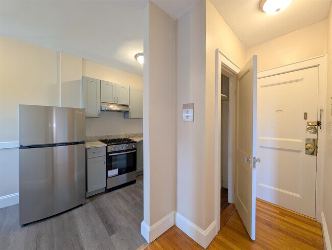 Foto del edificio - 8 Cogswell Ave