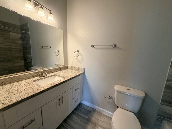 Building Photo - 3 bedroom and 2 bathrooms has newly renovated modern home in Southtown unit ready to move in!