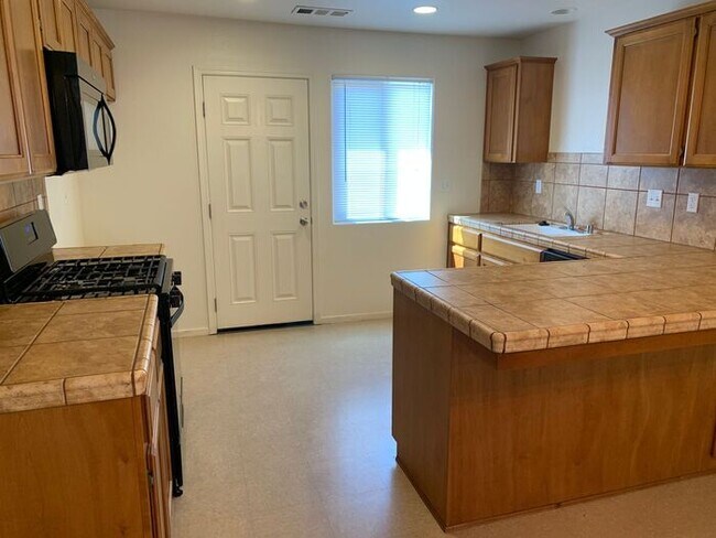 Foto del edificio - 2 Bed, 2 Bath condo available in NW Visalia!