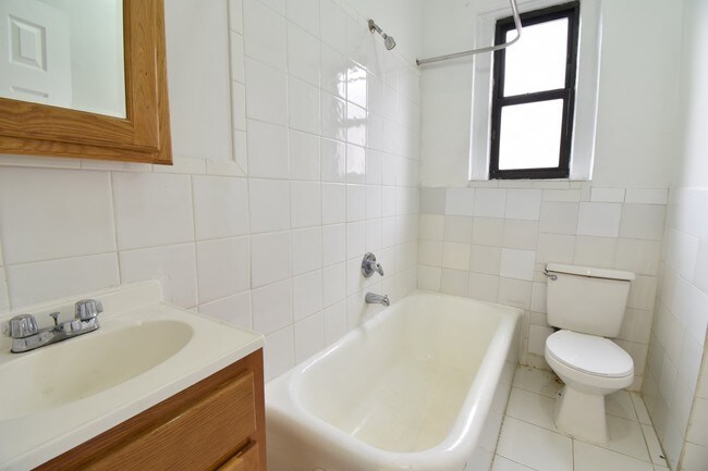 Building Photo - 355 E 187th St