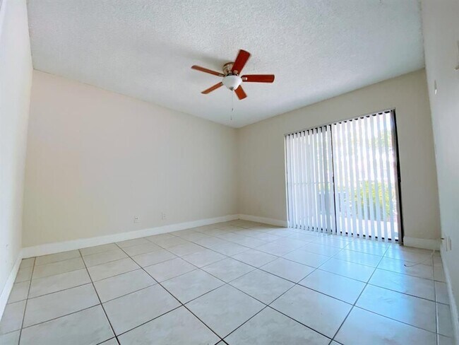 Foto del edificio - 530 S Park Rd