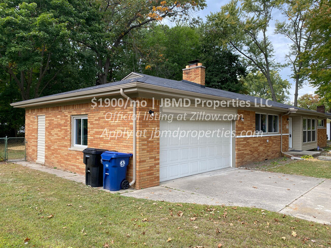 Building Photo - Totally remodeled Open Floor Plan Huge Bri...