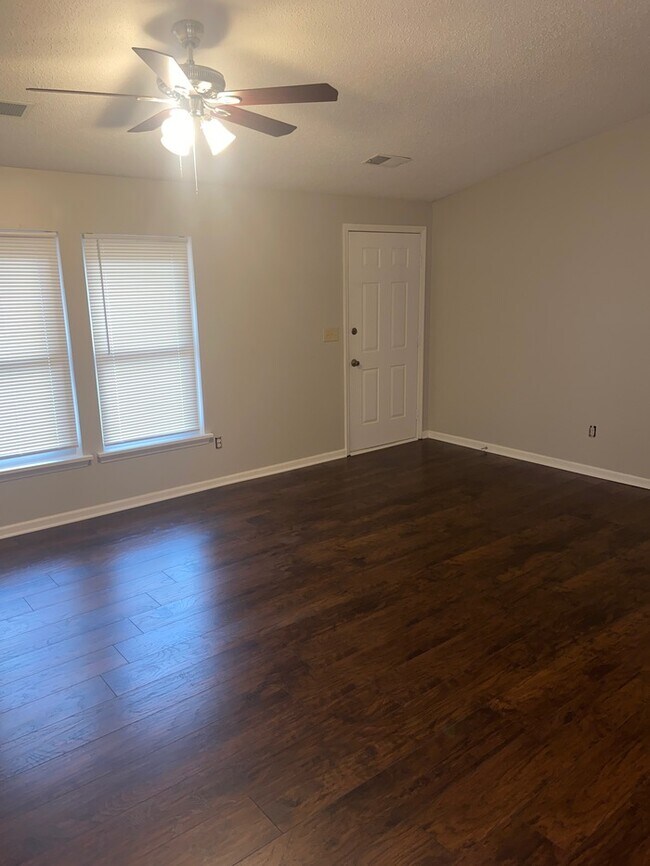 Building Photo - 8218 Country Cir