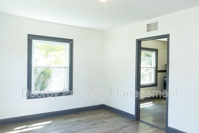 Building Photo - 736 Henderson Dr