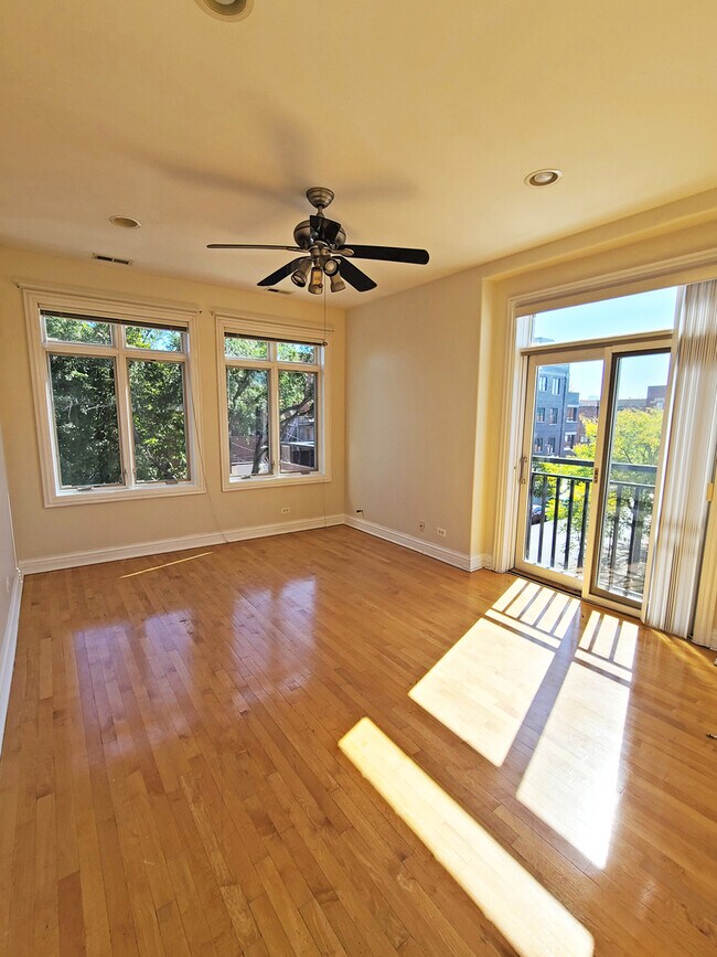 Foto del edificio - 2416 N Greenview Ave