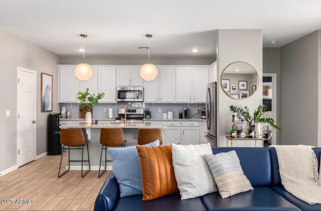 Foto del edificio - 155 W Jamaica Pl