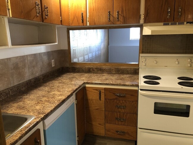 Building Photo - 11951 138 Av NW
