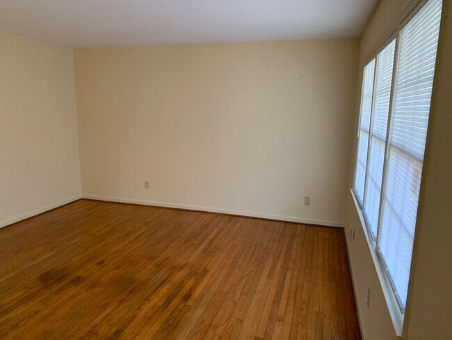 Foto del edificio - Riverdale Duplex Available July 2026