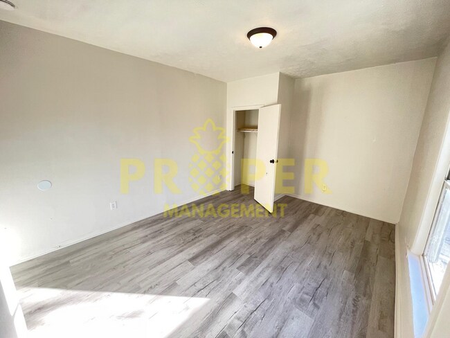 Building Photo - Massive 5 bedrooms 1.5 bathrooms house for...