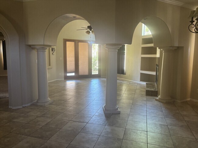Building Photo - 4568 La Quinta Ln