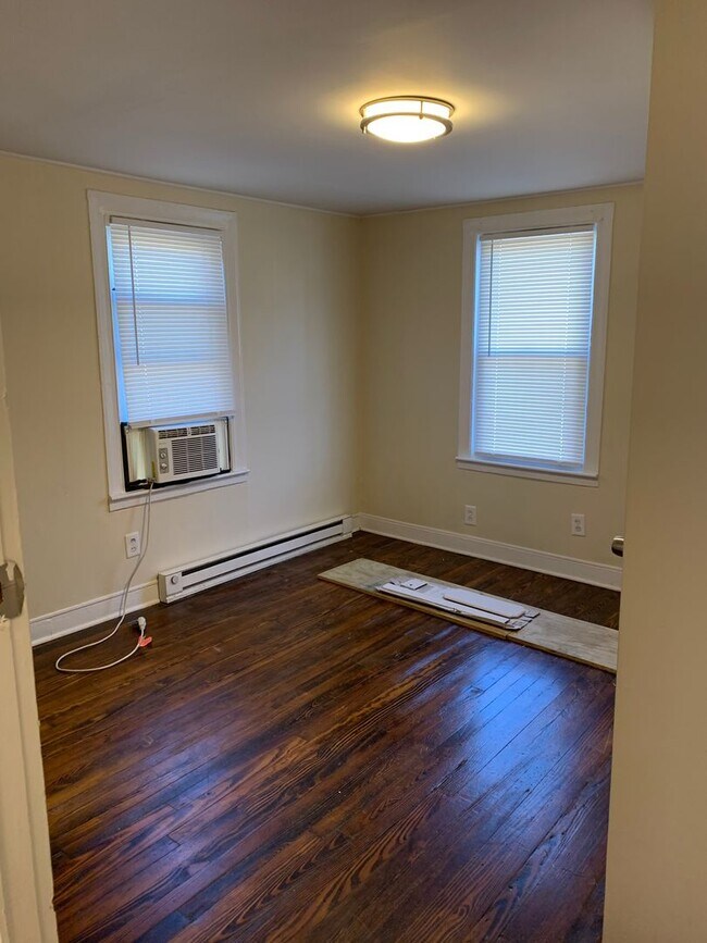 Building Photo - 1 bedroom home near shopping