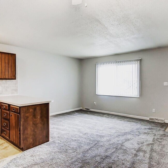 Building Photo - 525 Green Valley Dr