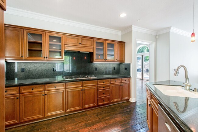 Building Photo - Beautiful 5 bedroom/ 3 Bath Miraleste home...