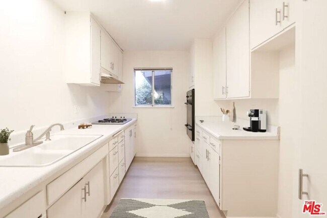 Building Photo - 12958 Valleyheart Dr