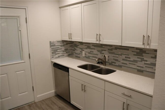 Foto del edificio - 1304 Falcon Cove