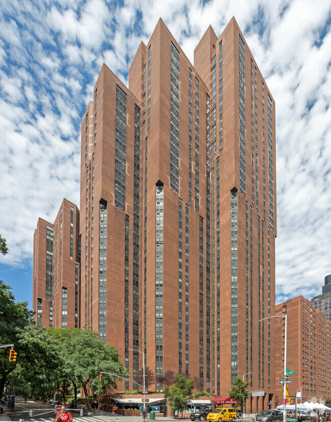 Building Photo - Knickerbocker Plaza