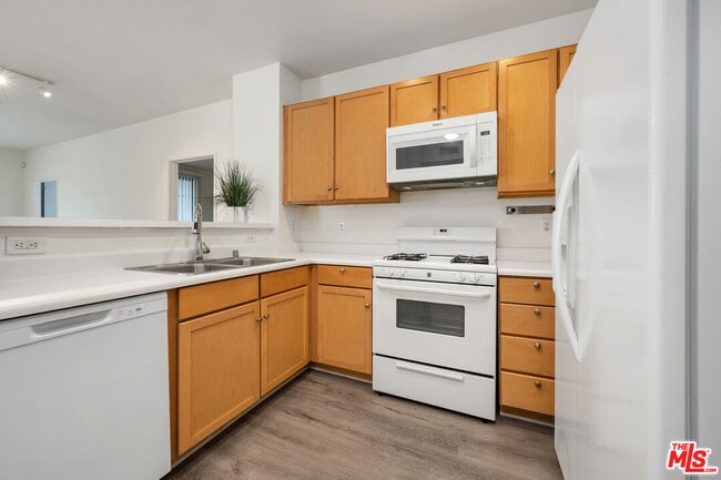 Building Photo - 6400 Crescent Prk E