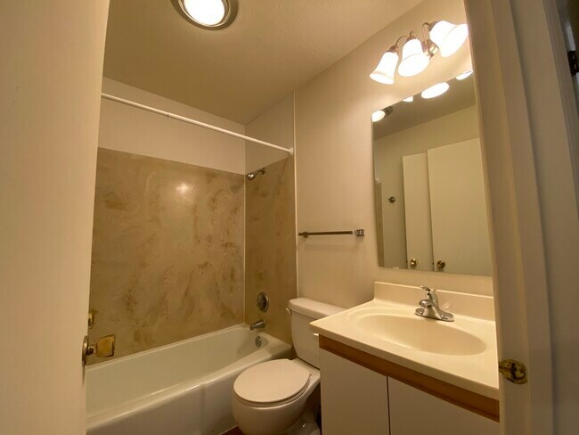 Building Photo - 311 Birch Street, Unit 4