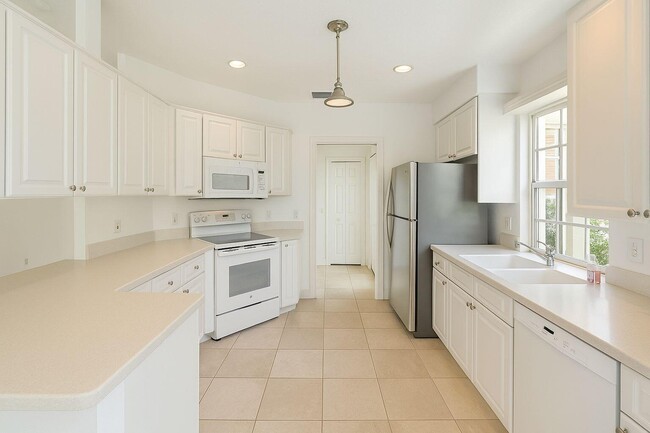 Building Photo - 12040 SW Elsinore Dr