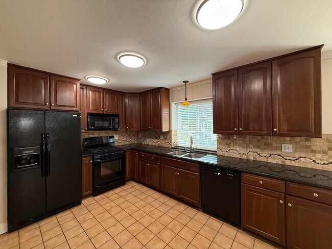 Foto del edificio - Serene 2BD/2BA End Unit Condo in Carmel Valley with Built-in BBQ, Community Pool & Detached Garage