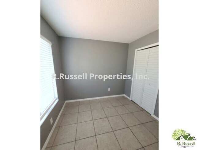 Building Photo - Great duplex available for immediate move ...