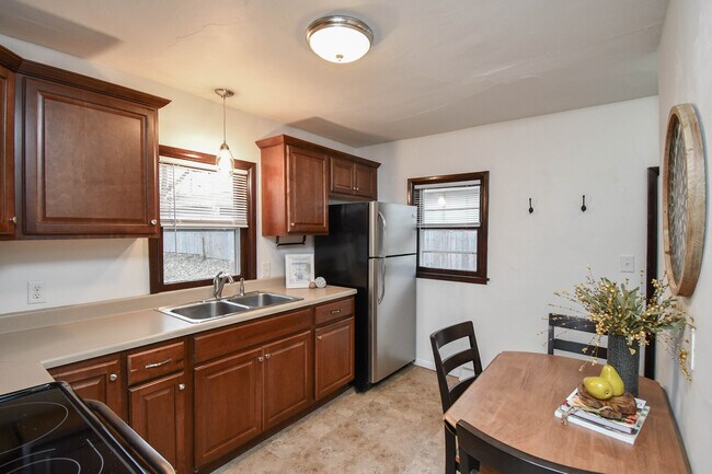 Building Photo - 306 S Chicago Ave