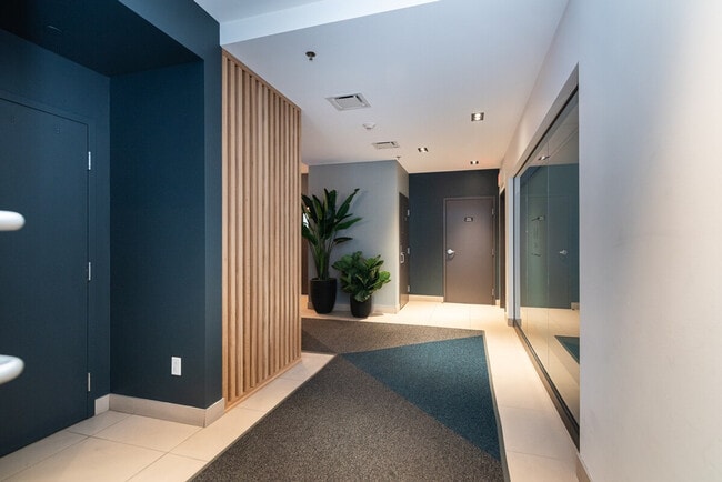 Building Photo - 201 Rue Sainte-Catherine E