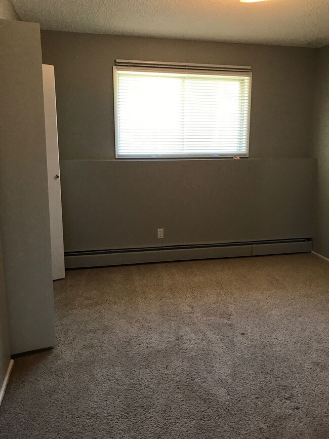 Building Photo - 2 Bed 1 Bath Unit in Red Deer, AB