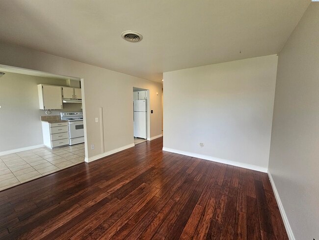 Building Photo - Upper Level Condo overlooking Pool and Clu...