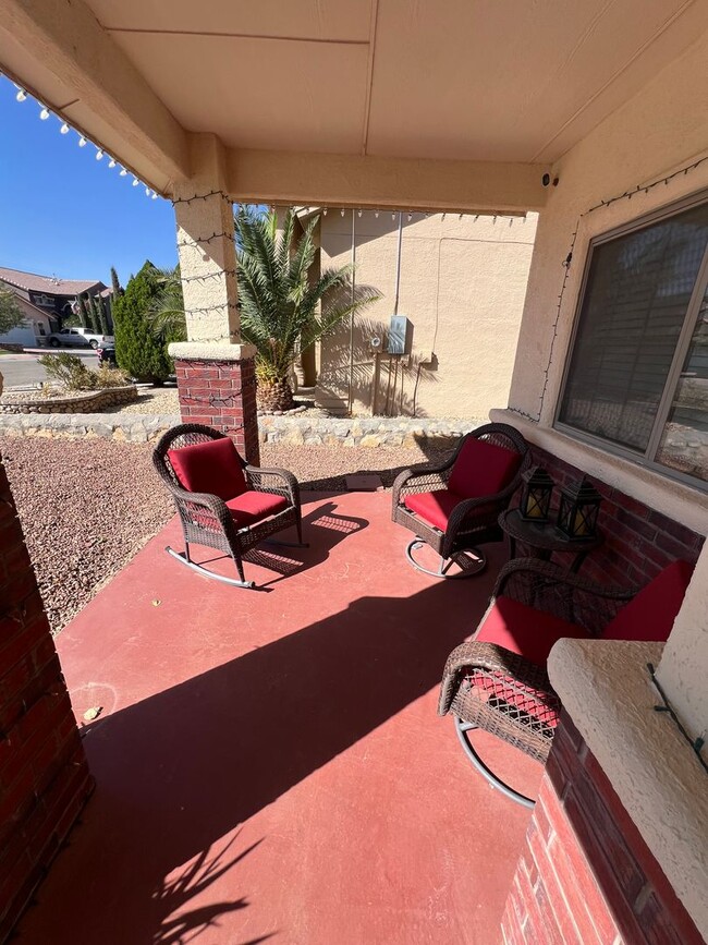 Foto del edificio - Charming 3-Bed, 2.5-Bath Home with Cozy Fi...