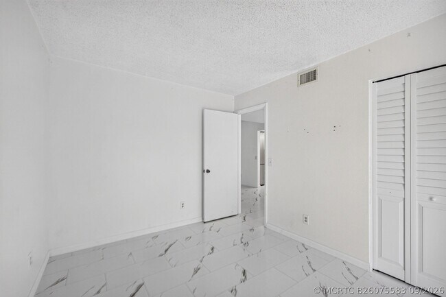 Building Photo - 1628 SE Green Acres Cir