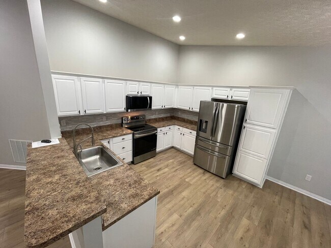 Foto del edificio - 3 Bedroom Home With Full Basement For Rent