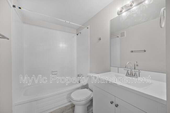 Building Photo - 10152-10158 158 St NW