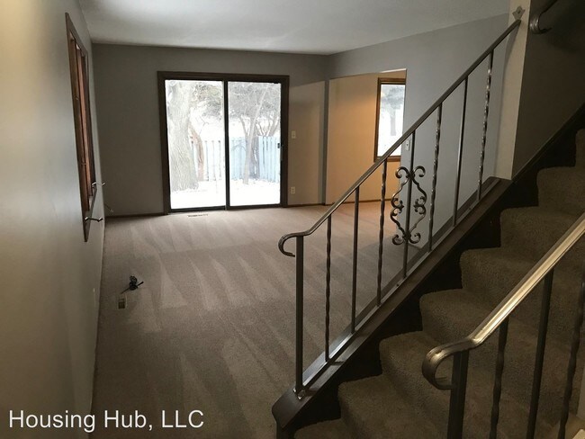 Building Photo - 8230-8230 Pleasant View Dr