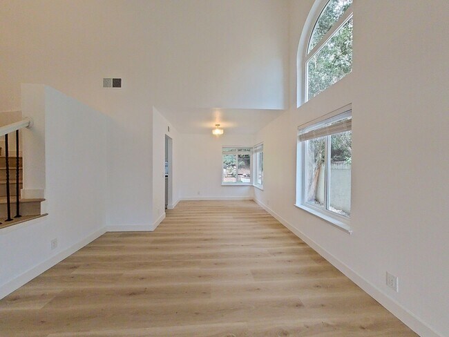 Foto del edificio - Stunning Remodeled Home in Dana Woods – Co...