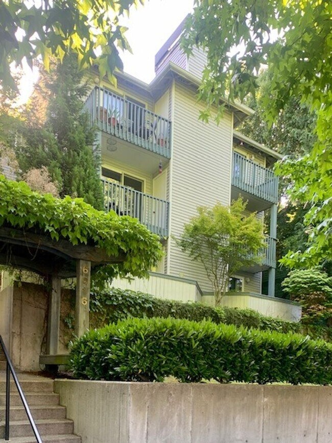 Building Photo - 6016 Fauntleroy Wy SW