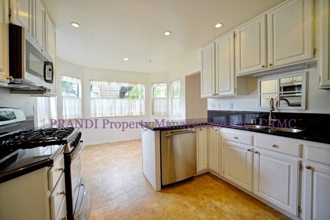 Foto del edificio - Spacious Corner Unit Townhome with Garage ...