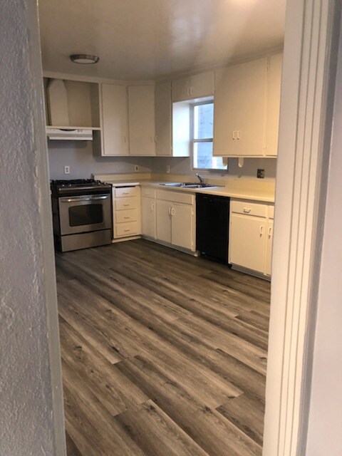 Hallway to kitchen. Kitchen has freshly painted cabinets - 1527 Garnet Ave